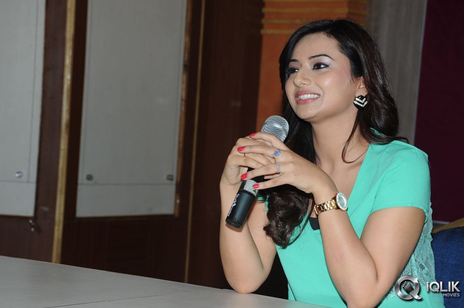 Isha-Chawla-at-Jump-Jilani-Movie-Press-Meet